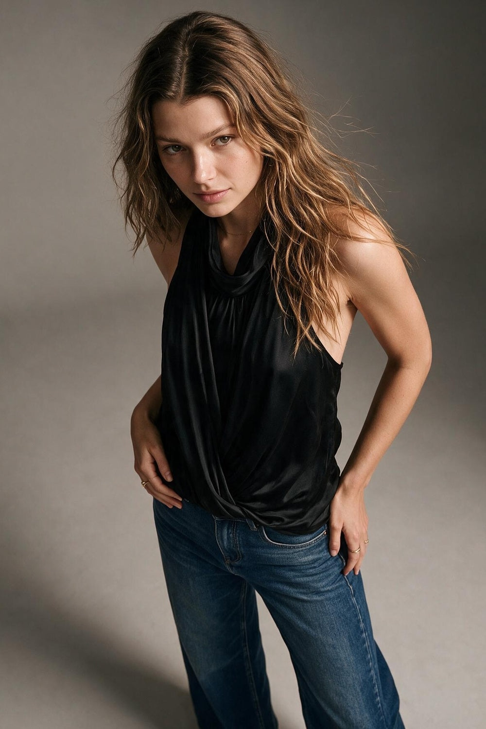 Blusa sem mangas com gola halter drapeada em cetim preto