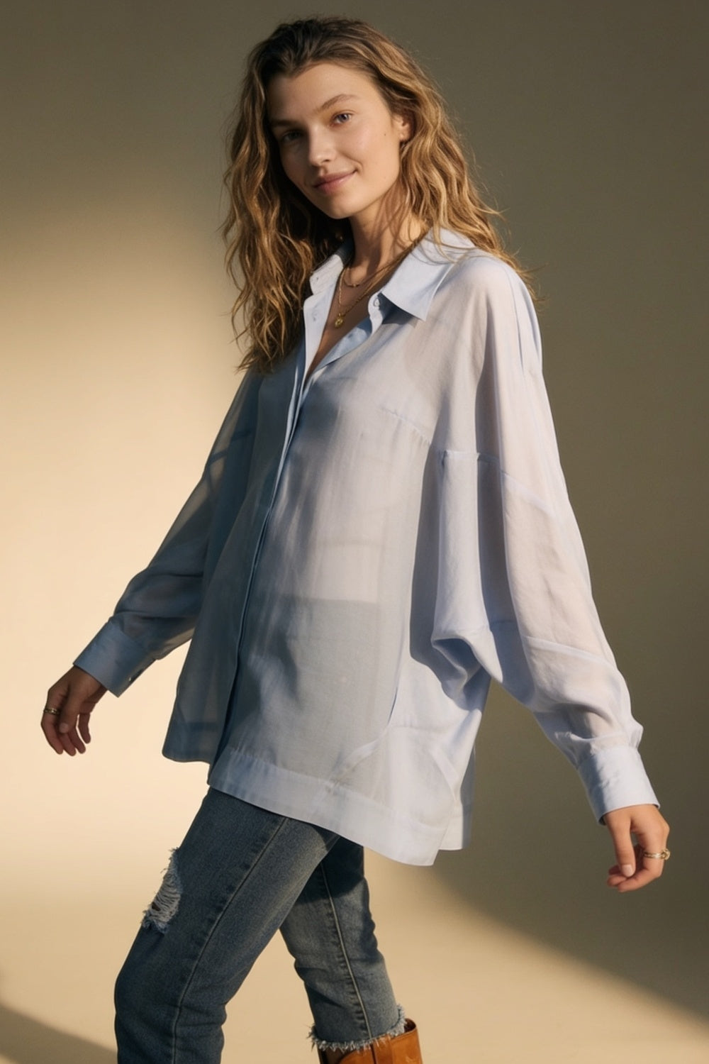 Camisa azul claro de caimento oversized em tecido translúcido com mangas largas