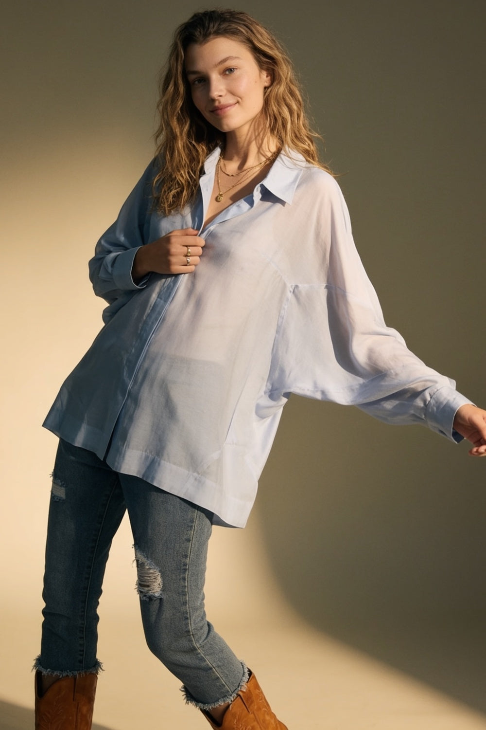 Camisa azul claro de caimento oversized em tecido translúcido com mangas largas