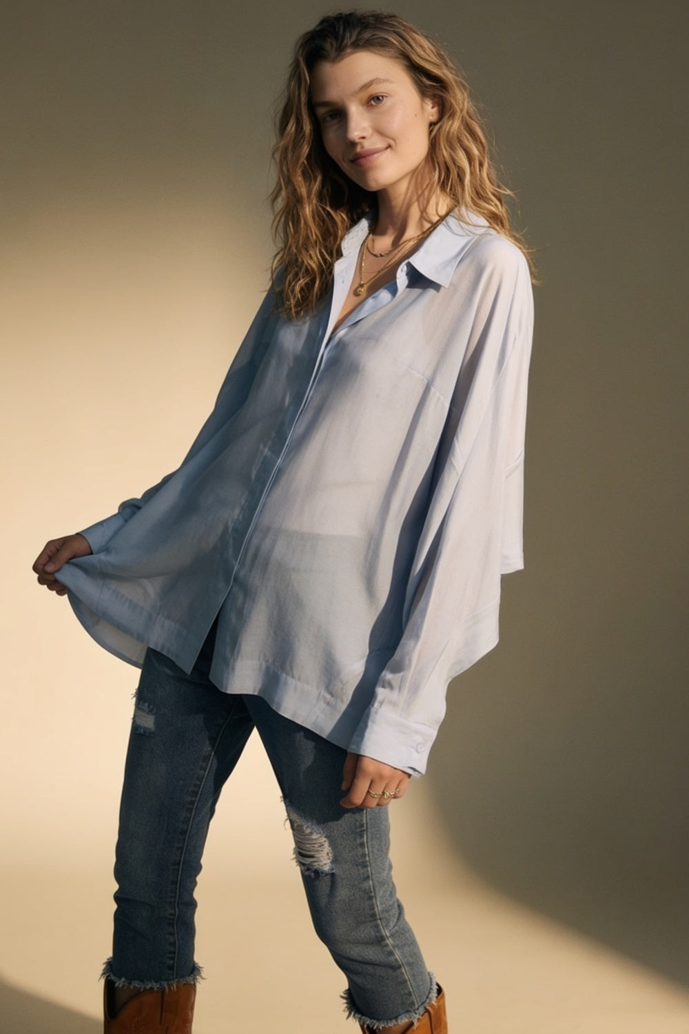 Camisa azul claro de caimento oversized em tecido translúcido com mangas largas