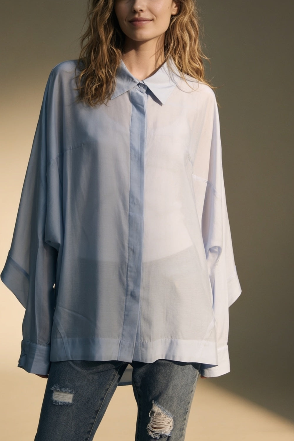 Camisa azul claro de caimento oversized em tecido translúcido com mangas largas