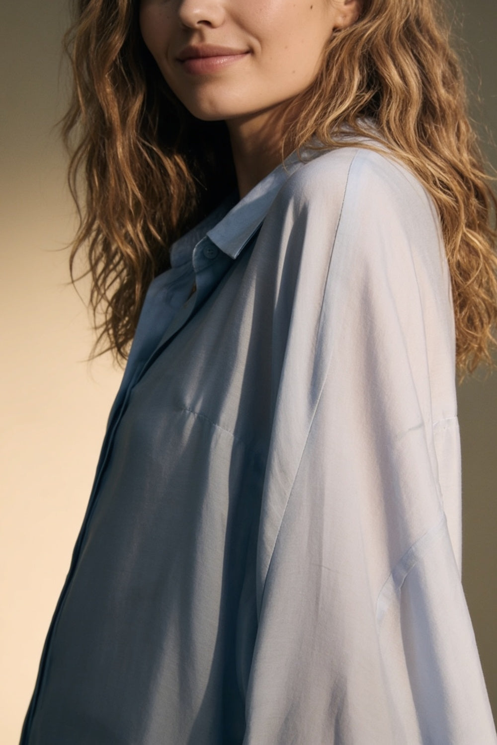 Camisa azul claro de caimento oversized em tecido translúcido com mangas largas
