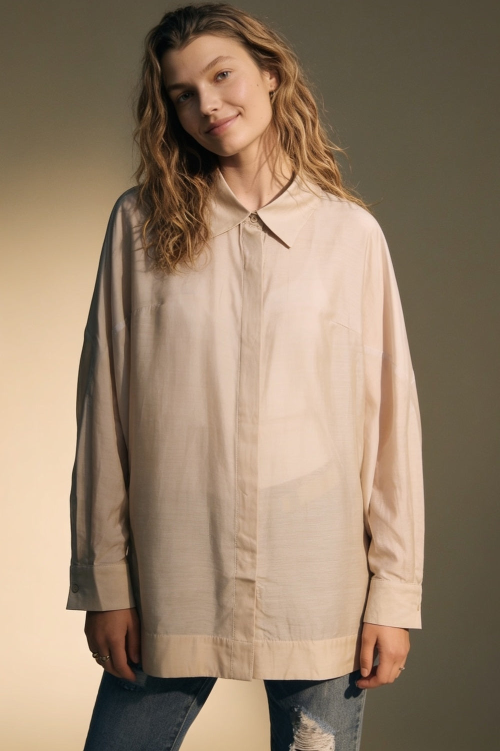 Camisa oversized bege em tecido translúcido com mangas largas