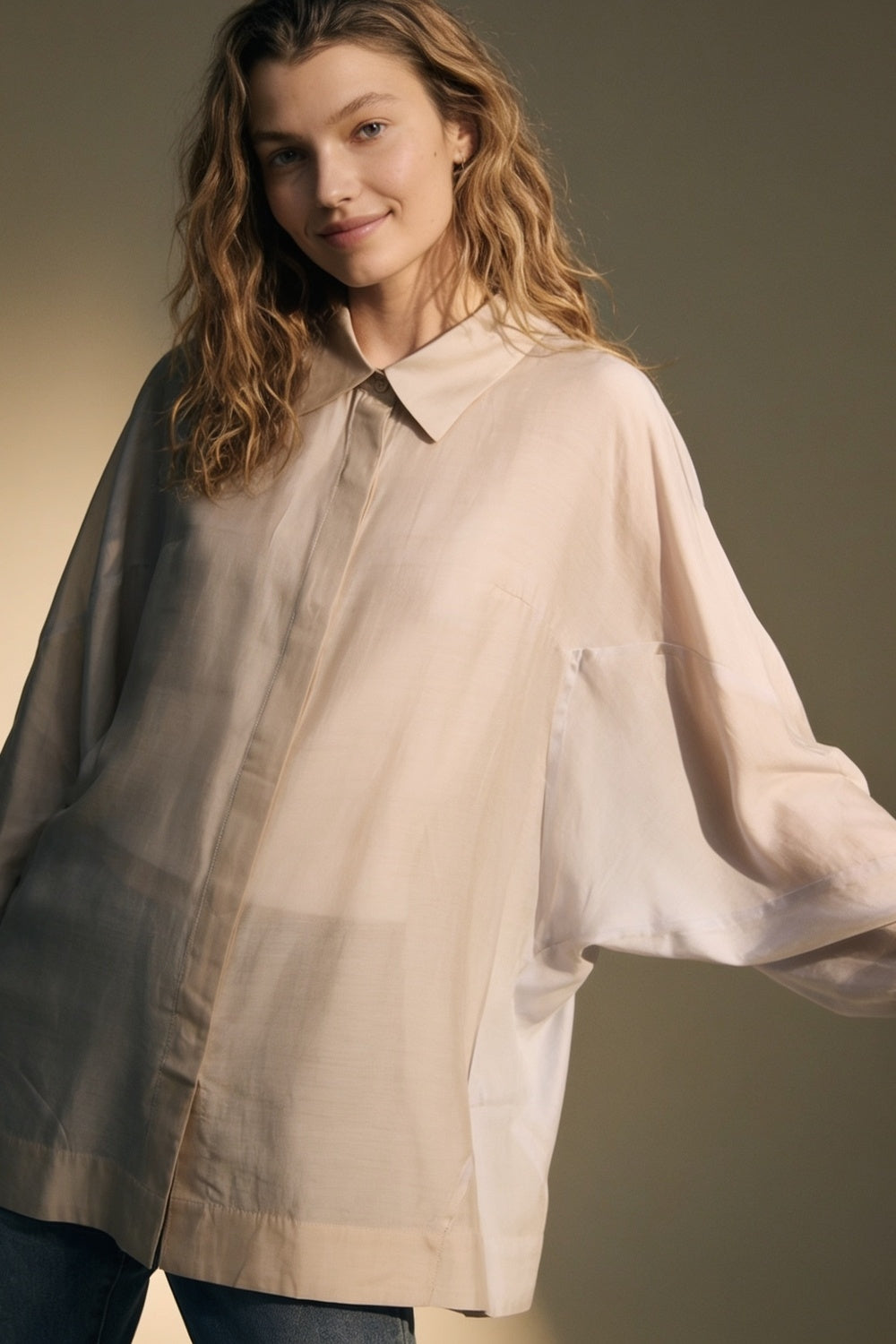 Camisa oversized bege em tecido translúcido com mangas largas