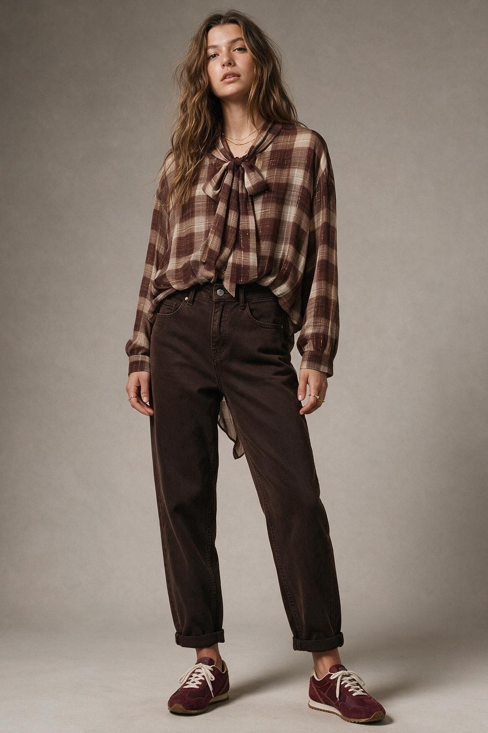 Blusa em chiffon com estampa xadrez marrom e costas assimétricas