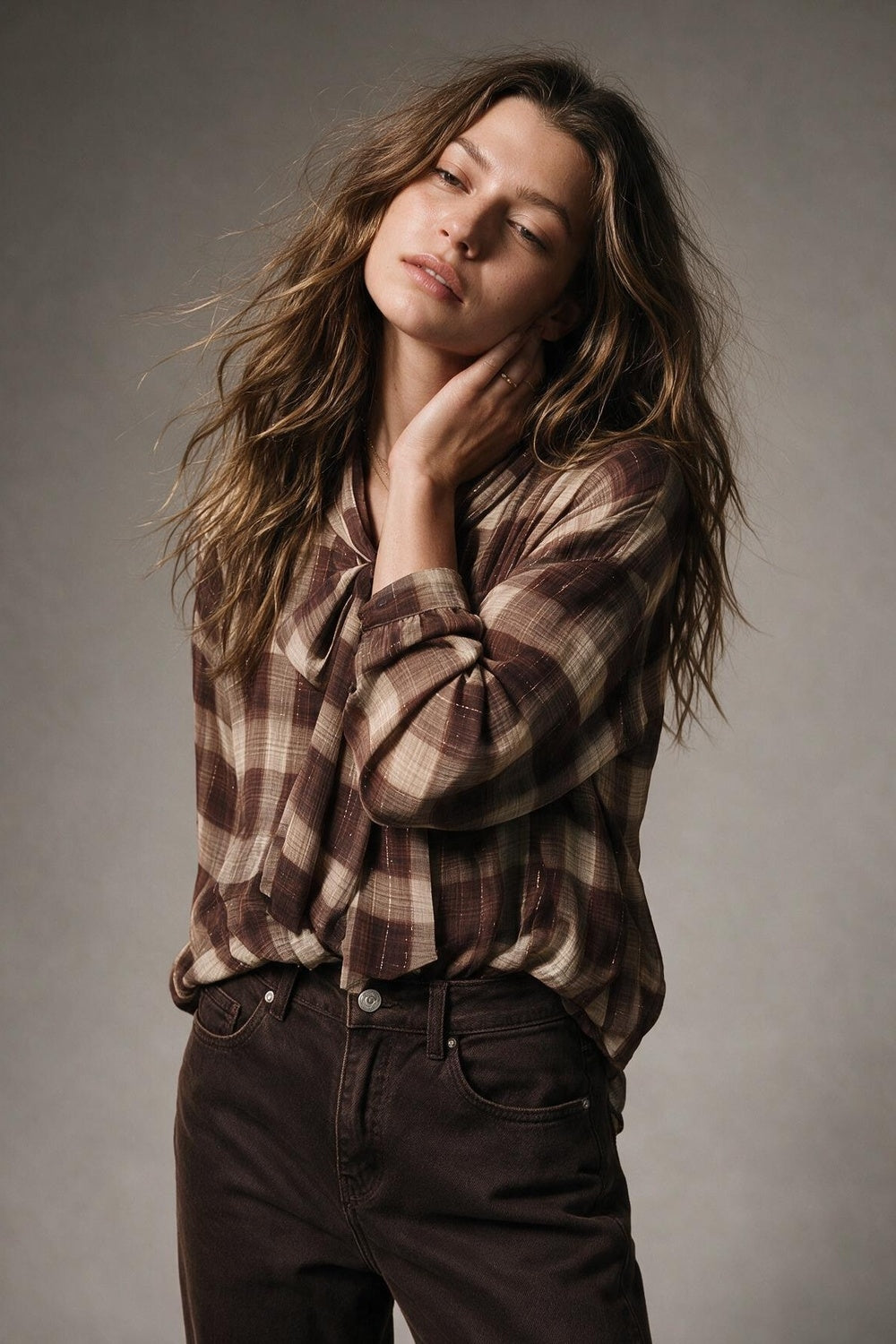 Blusa em chiffon com estampa xadrez marrom e costas assimétricas