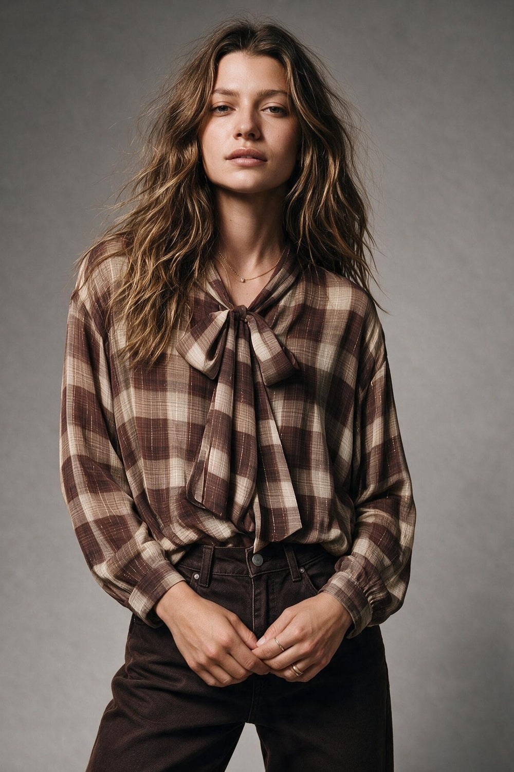 Blusa em chiffon com estampa xadrez marrom e costas assimétricas