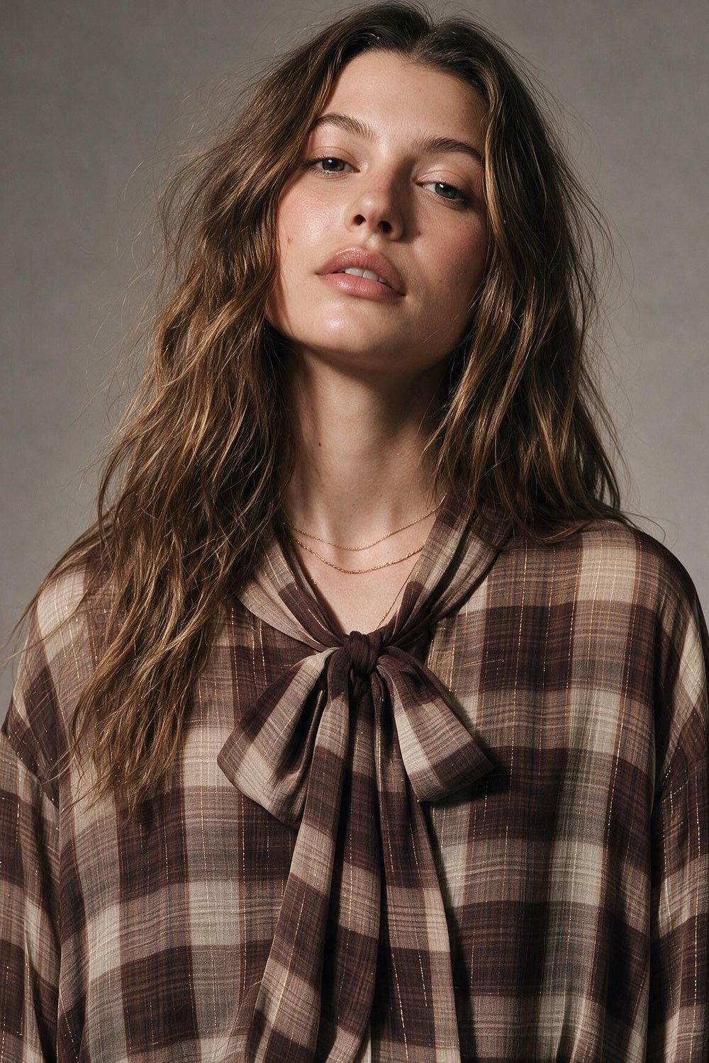 Blusa em chiffon com estampa xadrez marrom e costas assimétricas