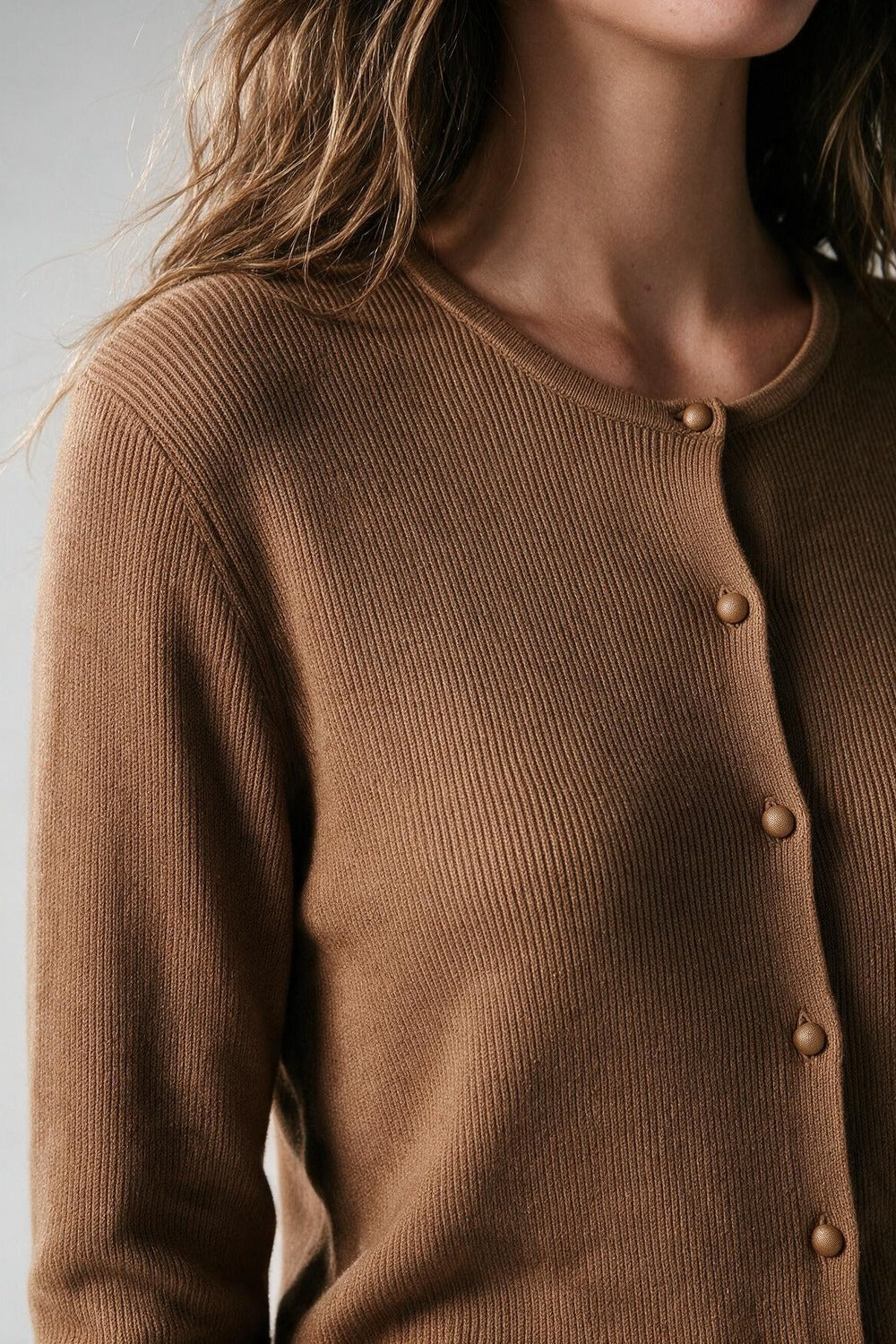 Cardigan de Tricô Canelado com Botões e Gola Redonda Camel
