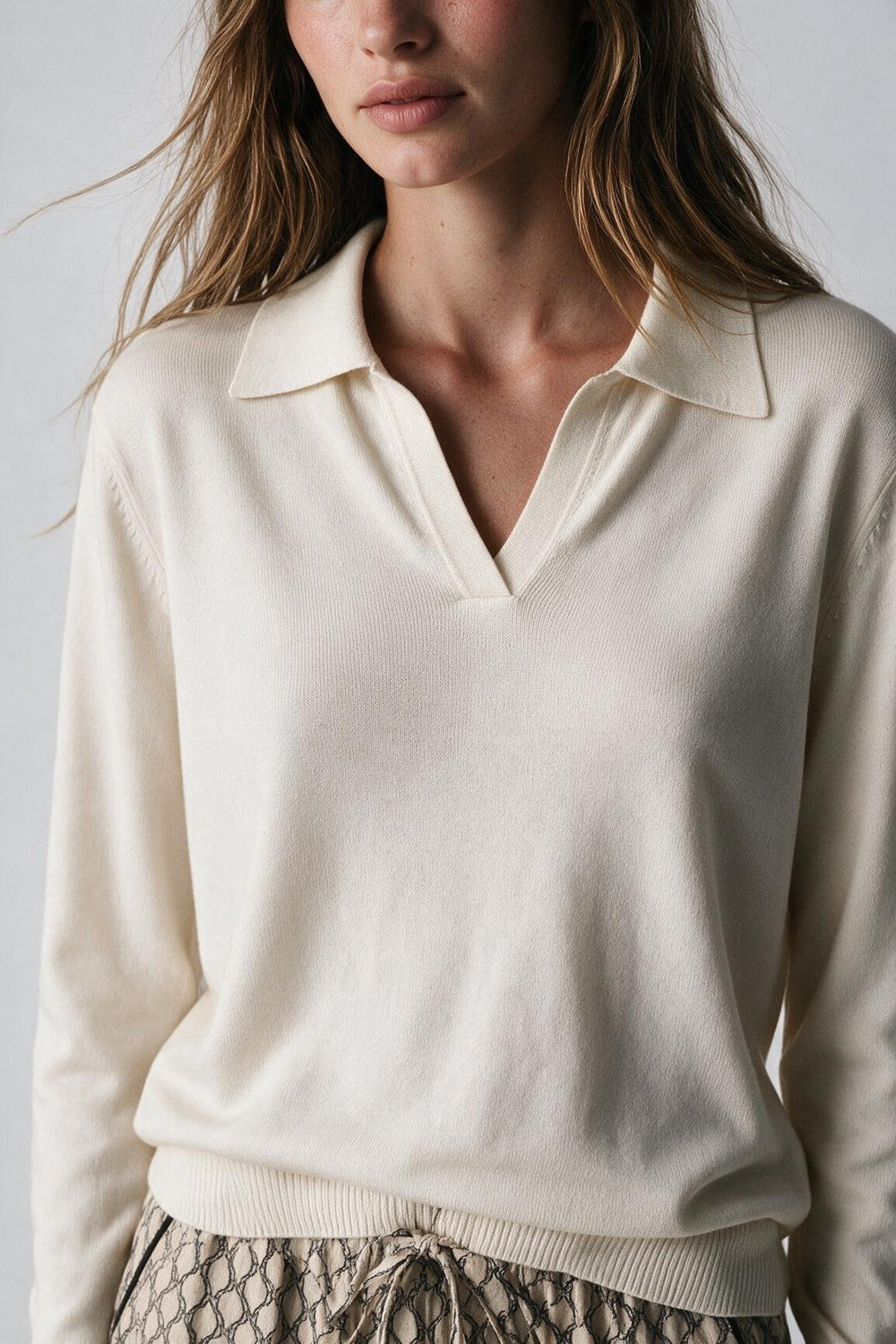 Gola polo de malha com decote em V sem carcela em branco