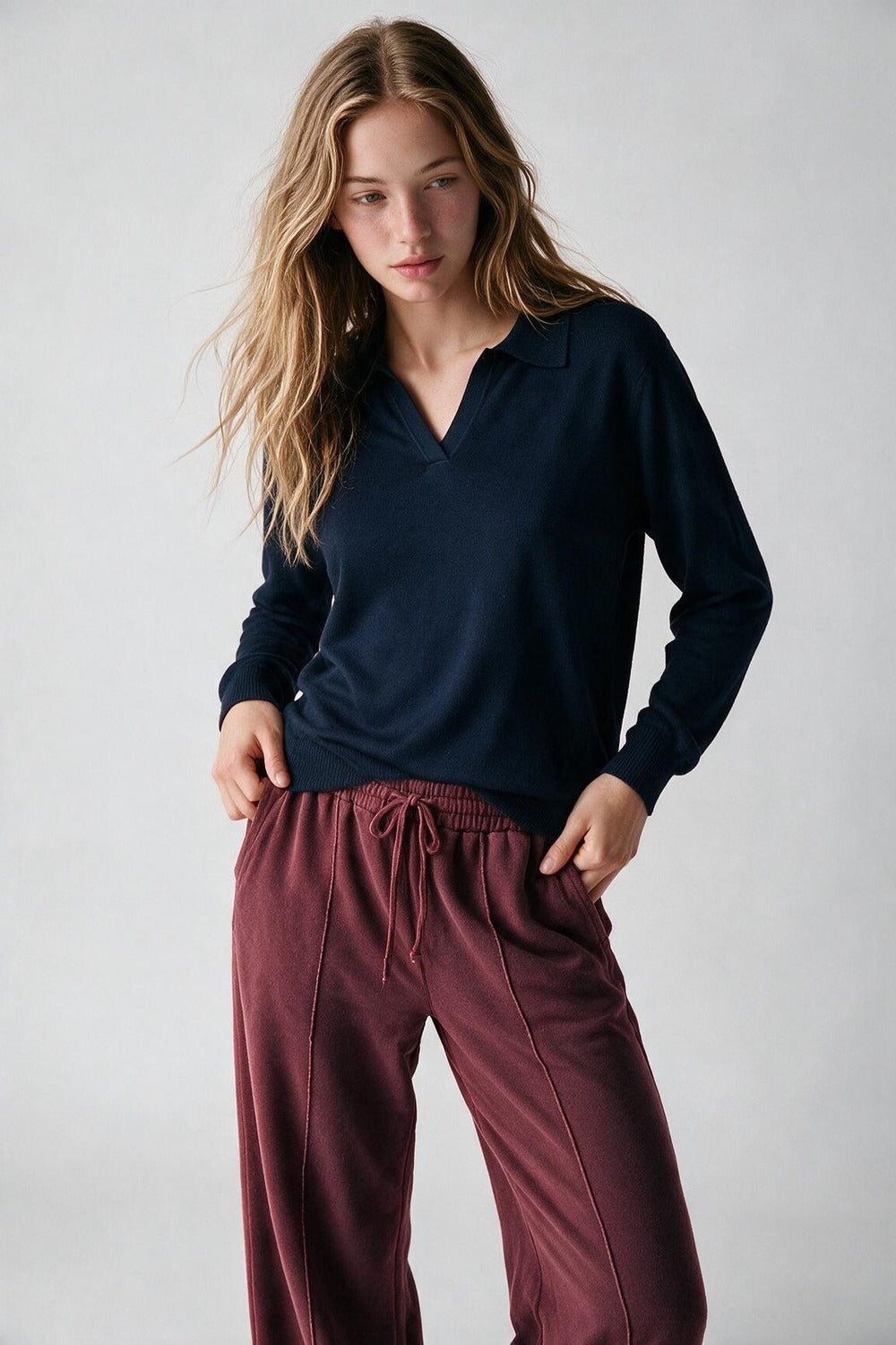 Polo de malha azul-marinho com gola polo tricotada e decote em V sem carcela de botões