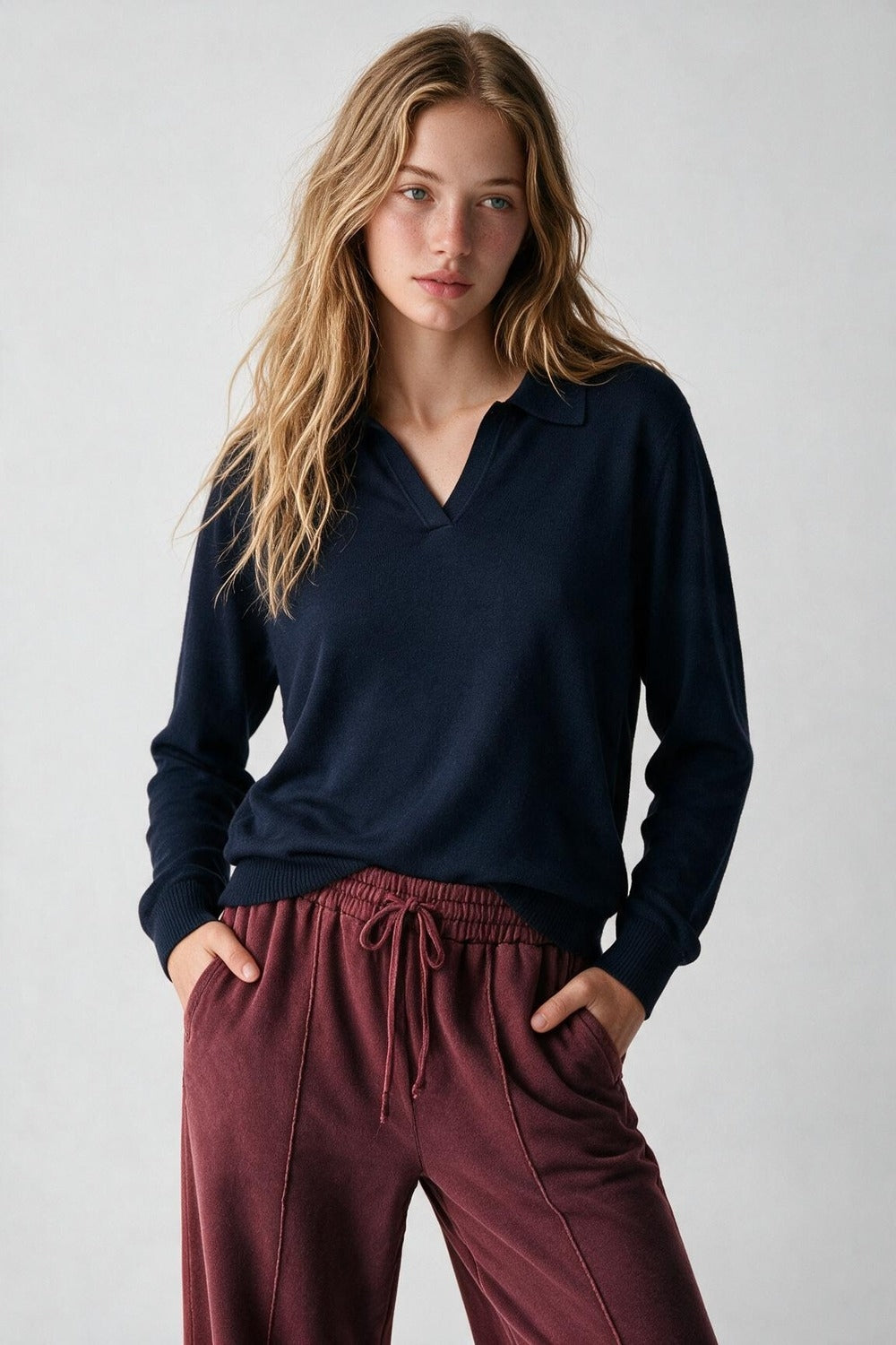 Polo de malha azul-marinho com gola polo tricotada e decote em V sem carcela de botões