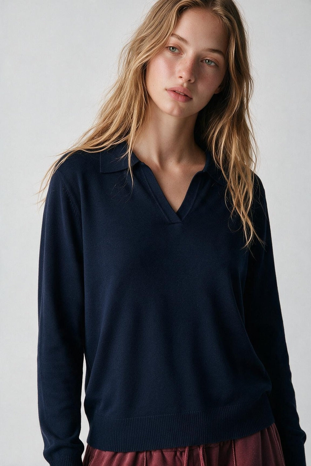 Polo de malha azul-marinho com gola polo tricotada e decote em V sem carcela de botões