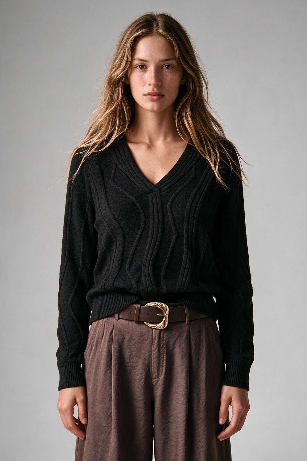 Suéter Wave-Knit Texturizado com Decote em V na cor preta