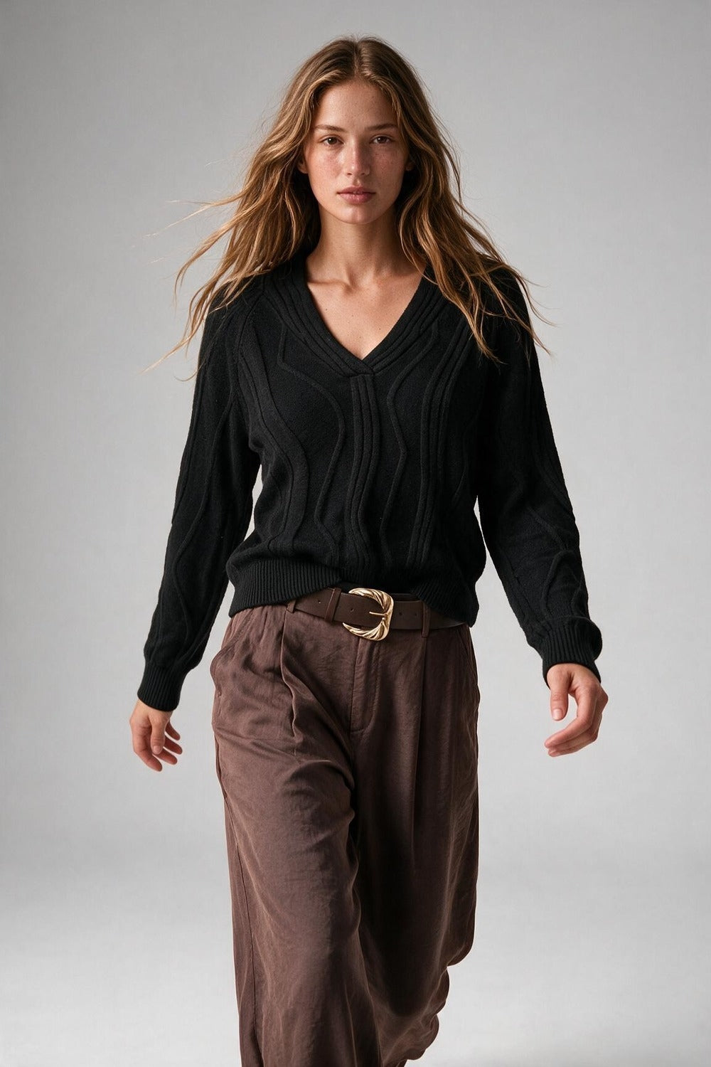 Suéter Wave-Knit Texturizado com Decote em V na cor preta