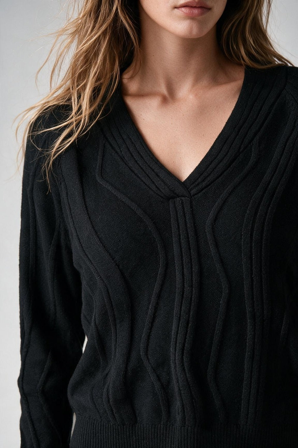 Suéter Wave-Knit Texturizado com Decote em V na cor preta