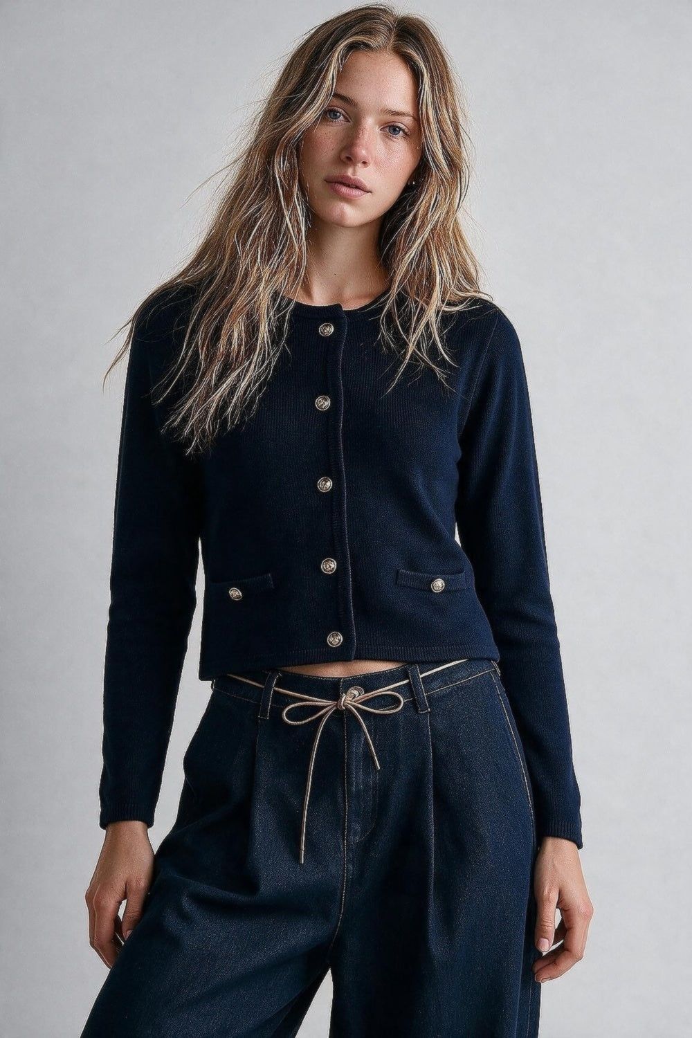 Cardigan de Malha Fina Azul-Marinho com Botões Dourados Curtos