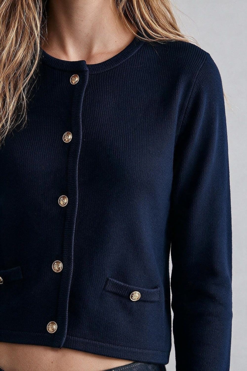 Cardigan de Malha Fina Azul-Marinho com Botões Dourados Curtos