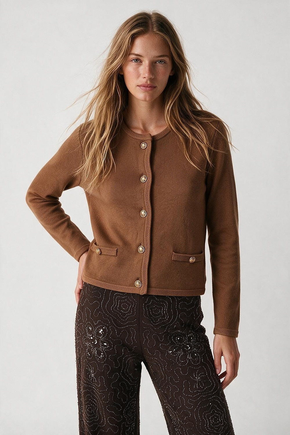 Cardigan Cropped de Malha Fina Marrom com Botões Dourados