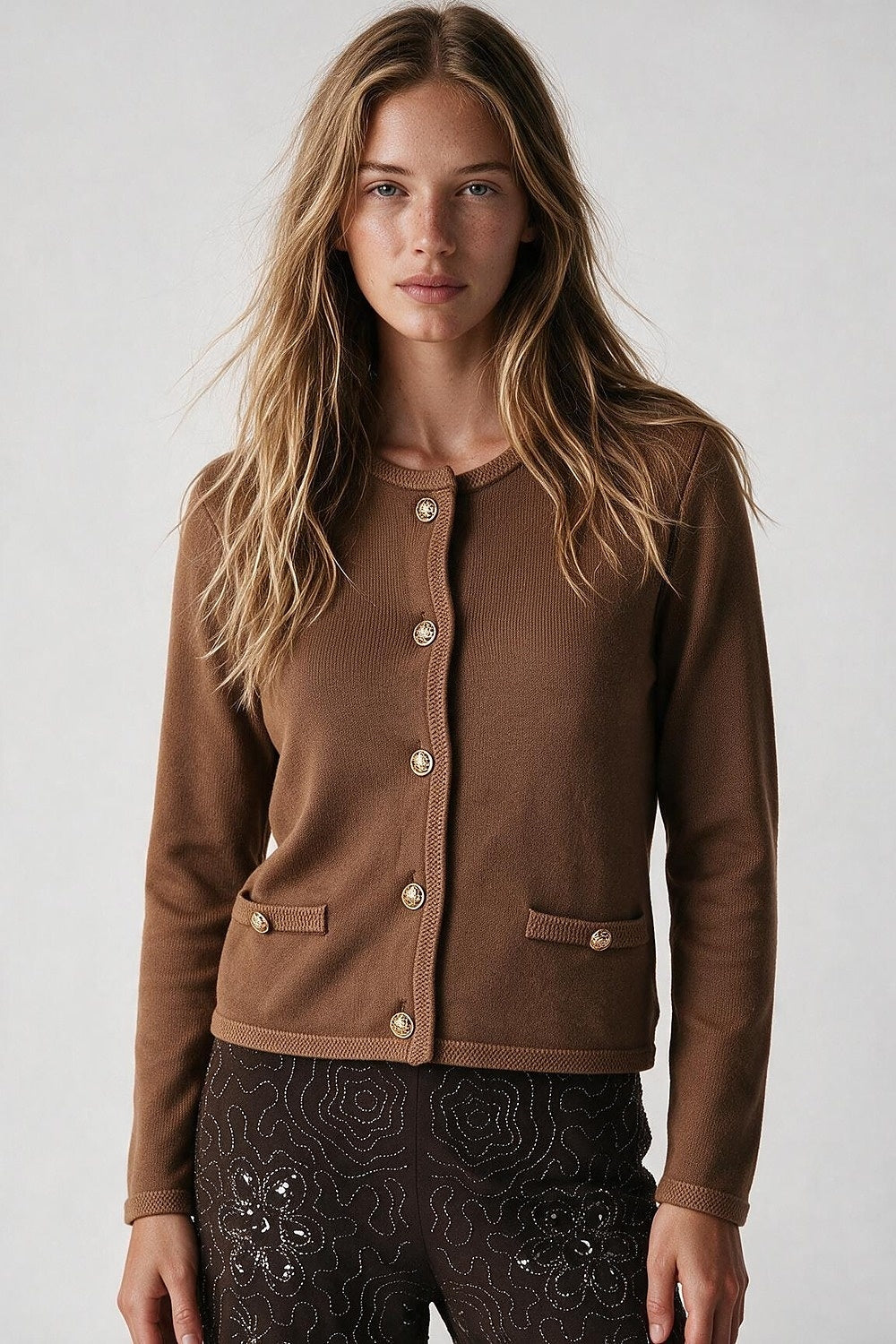Cardigan Cropped de Malha Fina Marrom com Botões Dourados