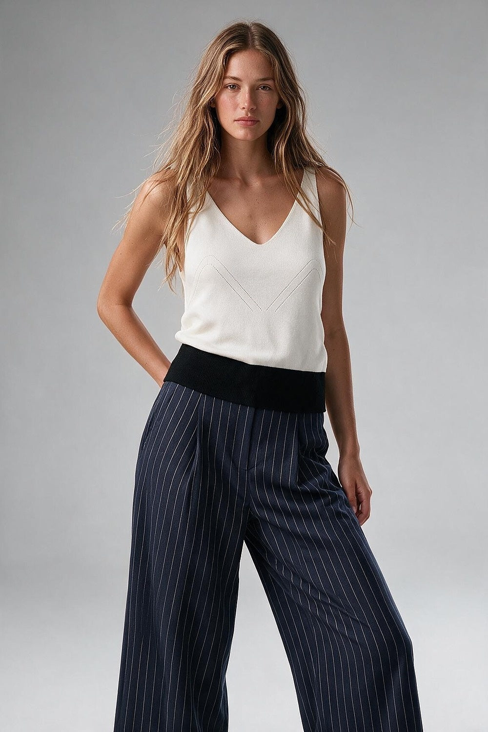 Top Cropped de Malha Canelada Branca com Barra Contrastante e Decote V