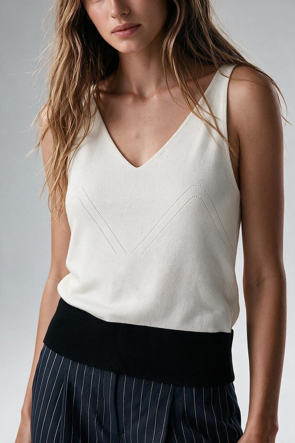 Top Cropped de Malha Canelada Branca com Barra Contrastante e Decote V
