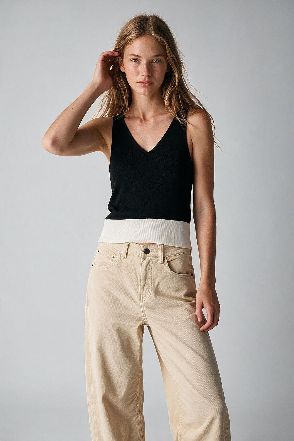 Top Cropped de Malha Canelada Preta com Barra Contrastante Decote V