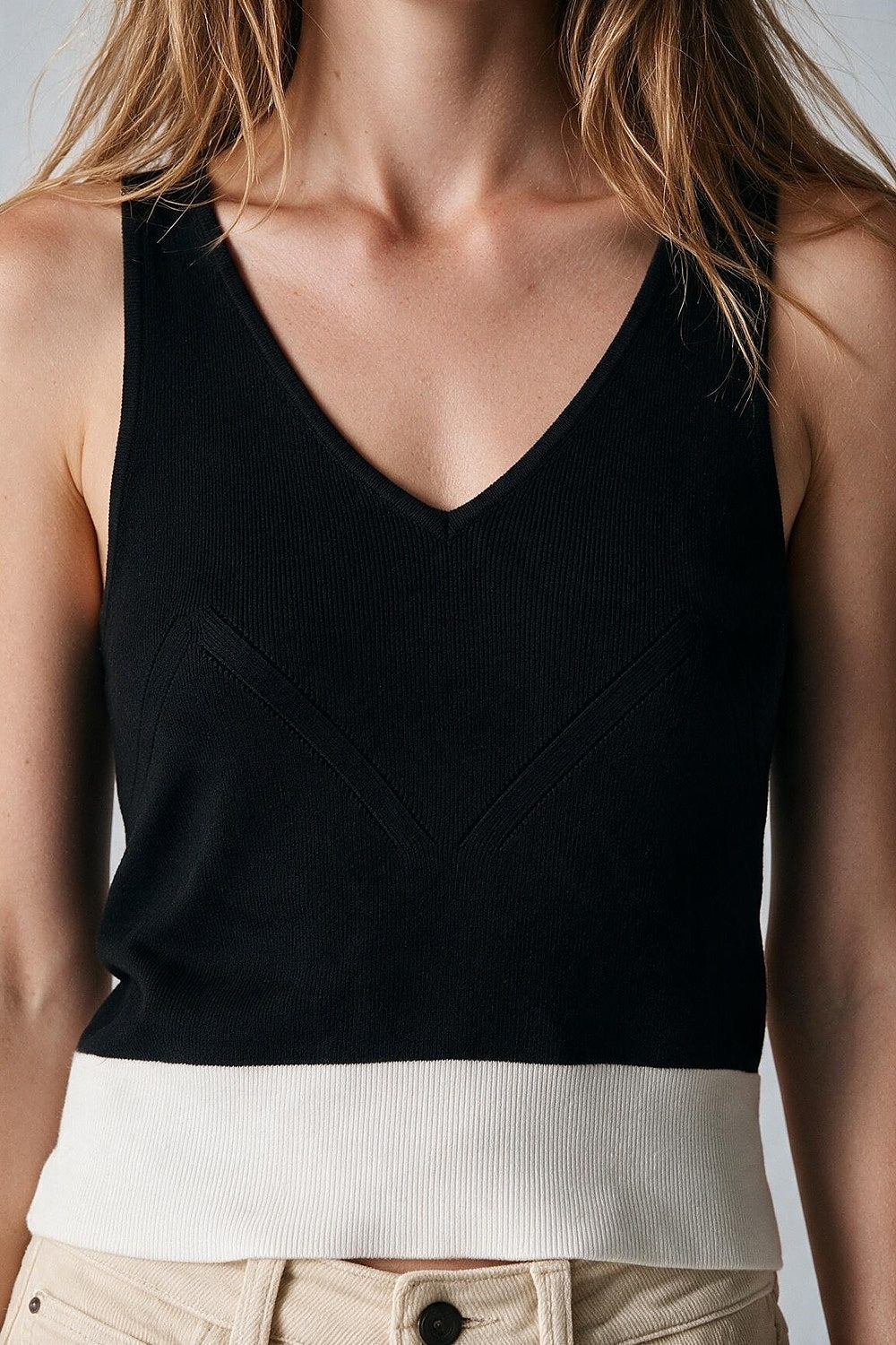 Top Cropped de Malha Canelada Preta com Barra Contrastante Decote V