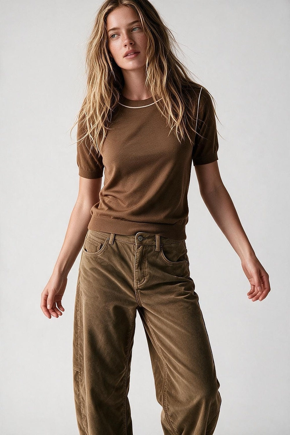 Camisola de Malha Fina Camelo com Costura Contrastante e Gola Redonda de Manga Curta