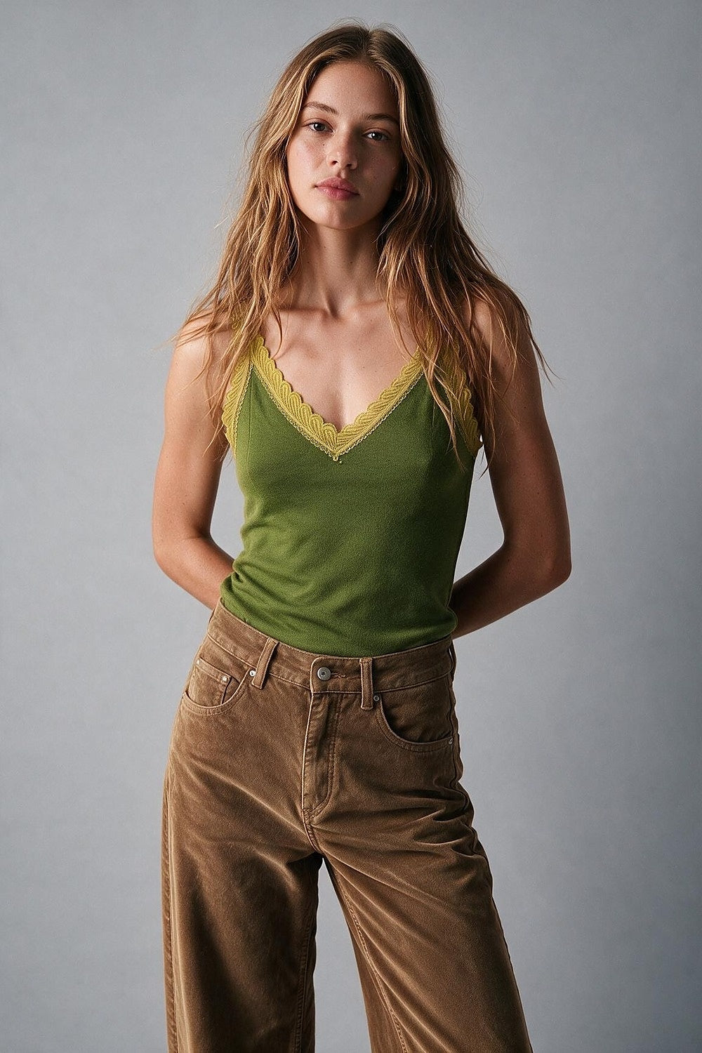 Camisola de Malha Fina com Renda Contrastante em Verde Oliva