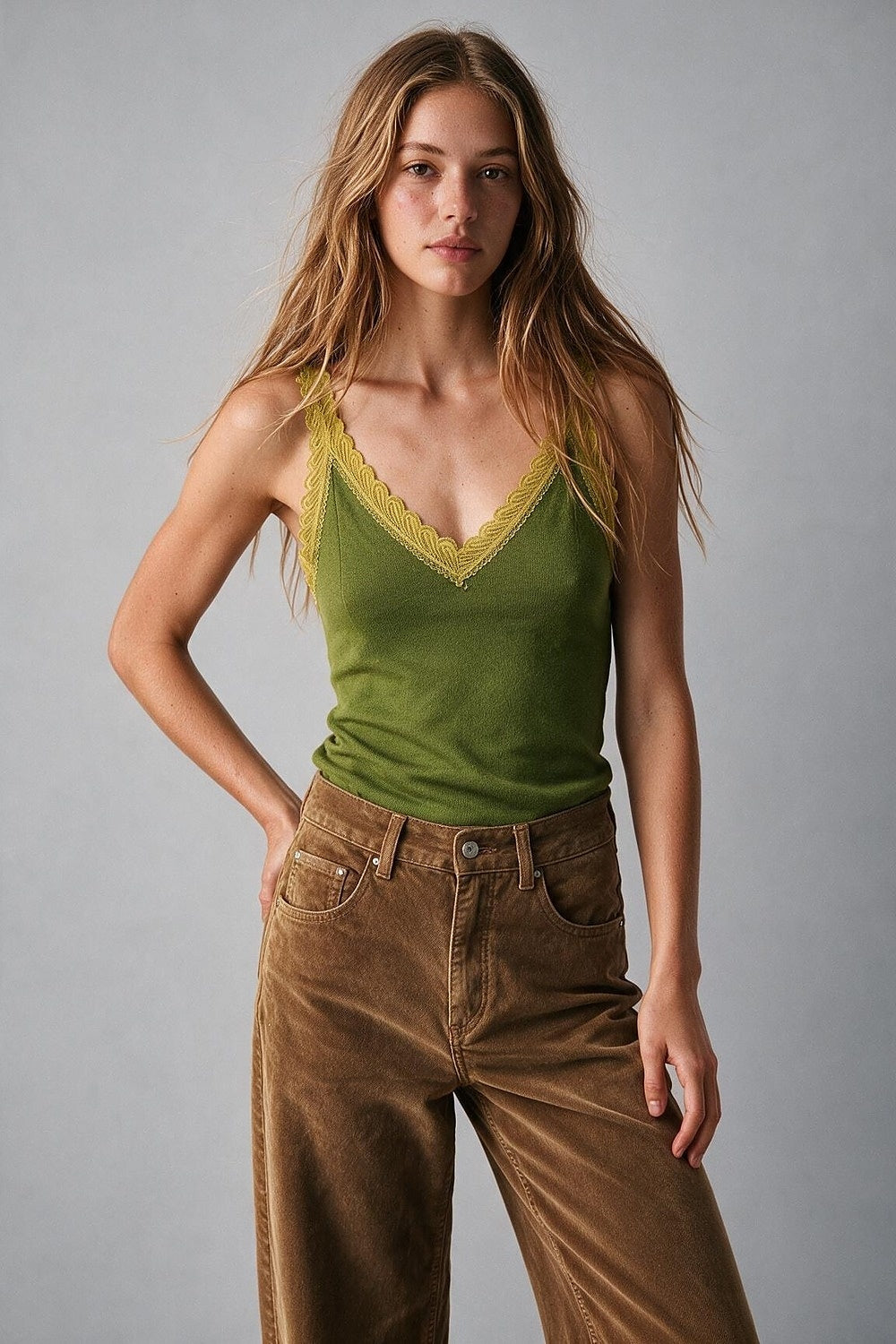Camisola de Malha Fina com Renda Contrastante em Verde Oliva