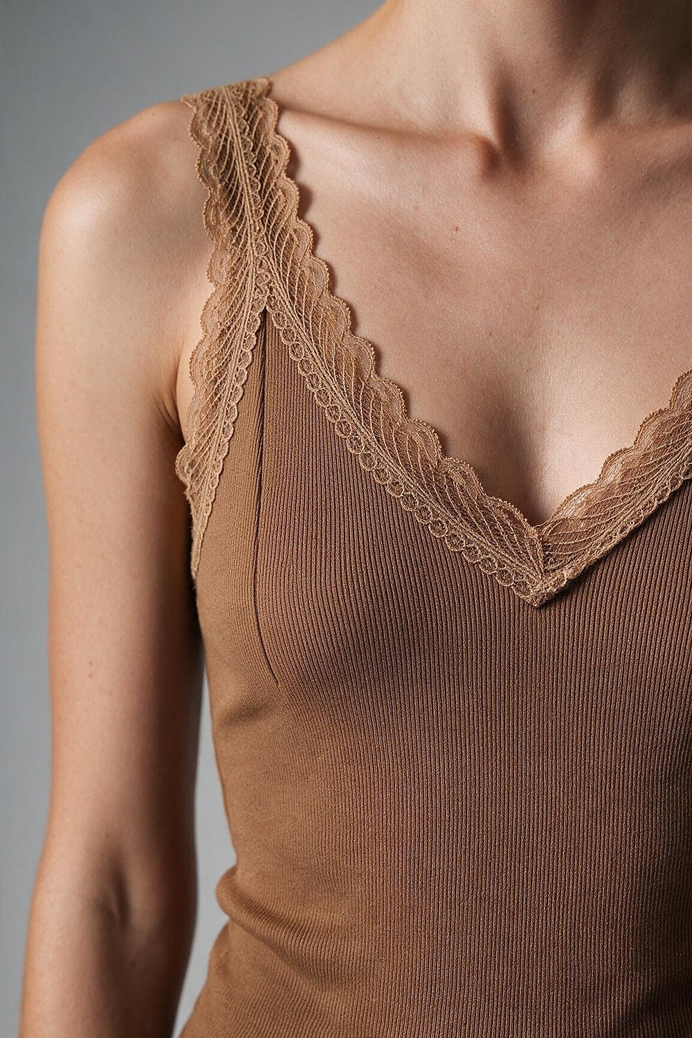 Camisola de Malha Fina com Renda em Contraste na cor camelo