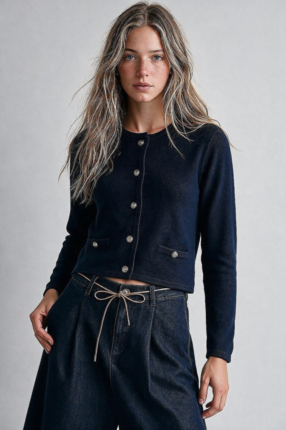 Cardigan de Malha Fina Azul-Marinho com Botões Dourados Curtos