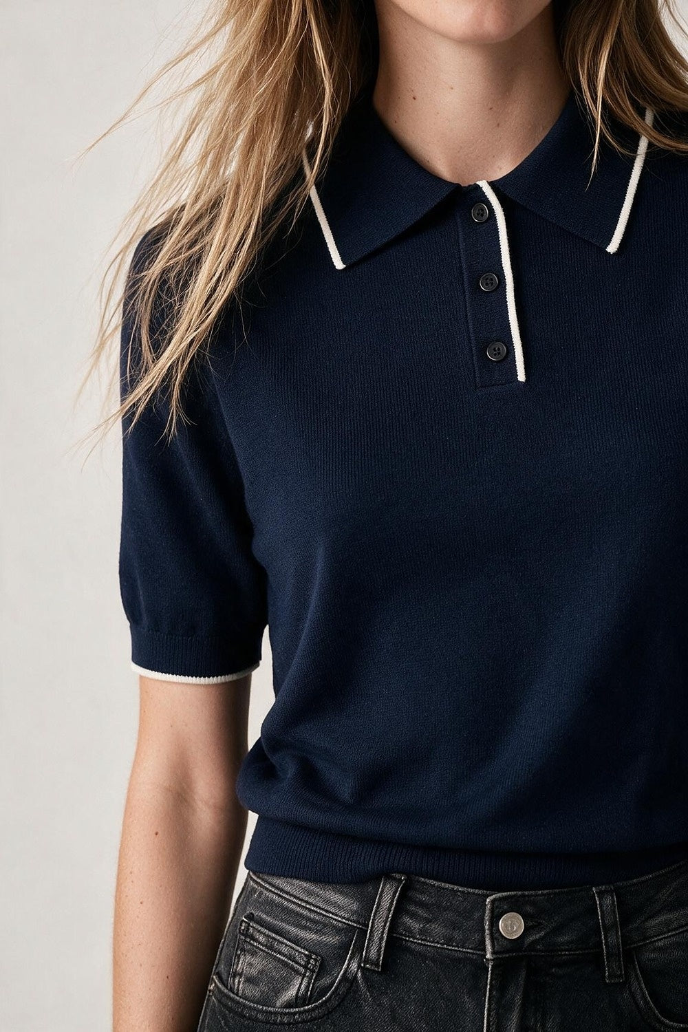 Suéter de Malha Fina Azul Marinho com Gola Contrastante e Decote Polo com Botão