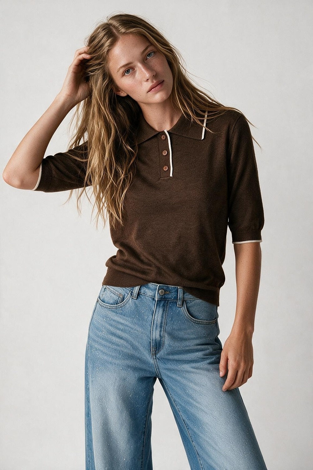 Suéter de Malha Fina Marrom com Gola Polo e Detalhe em Contraste