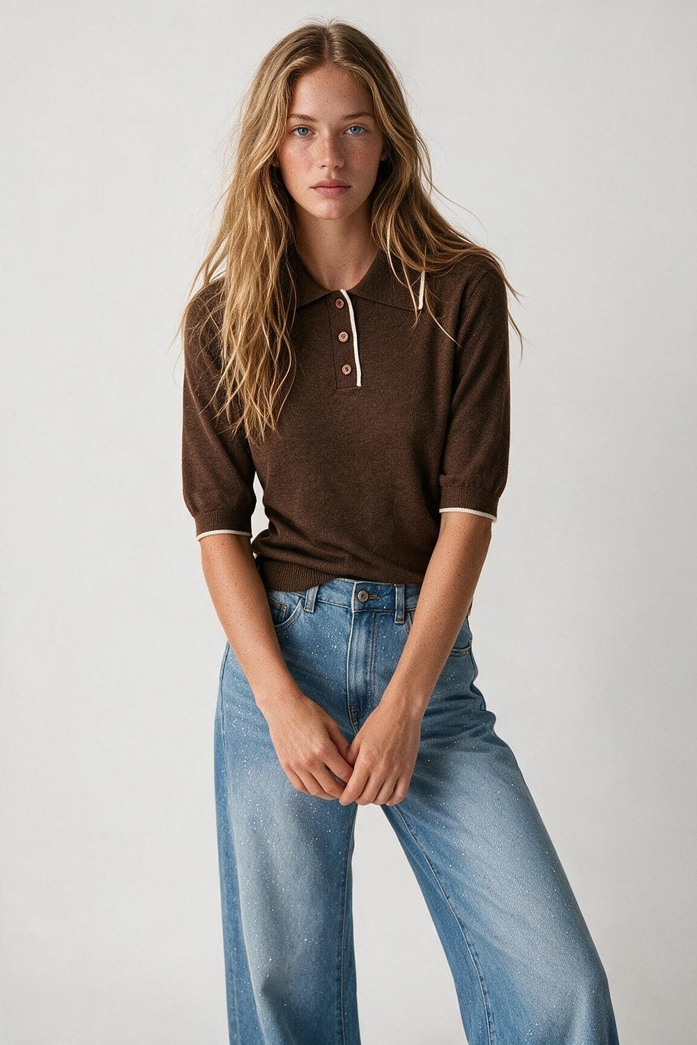 Suéter de Malha Fina Marrom com Gola Polo e Detalhe em Contraste
