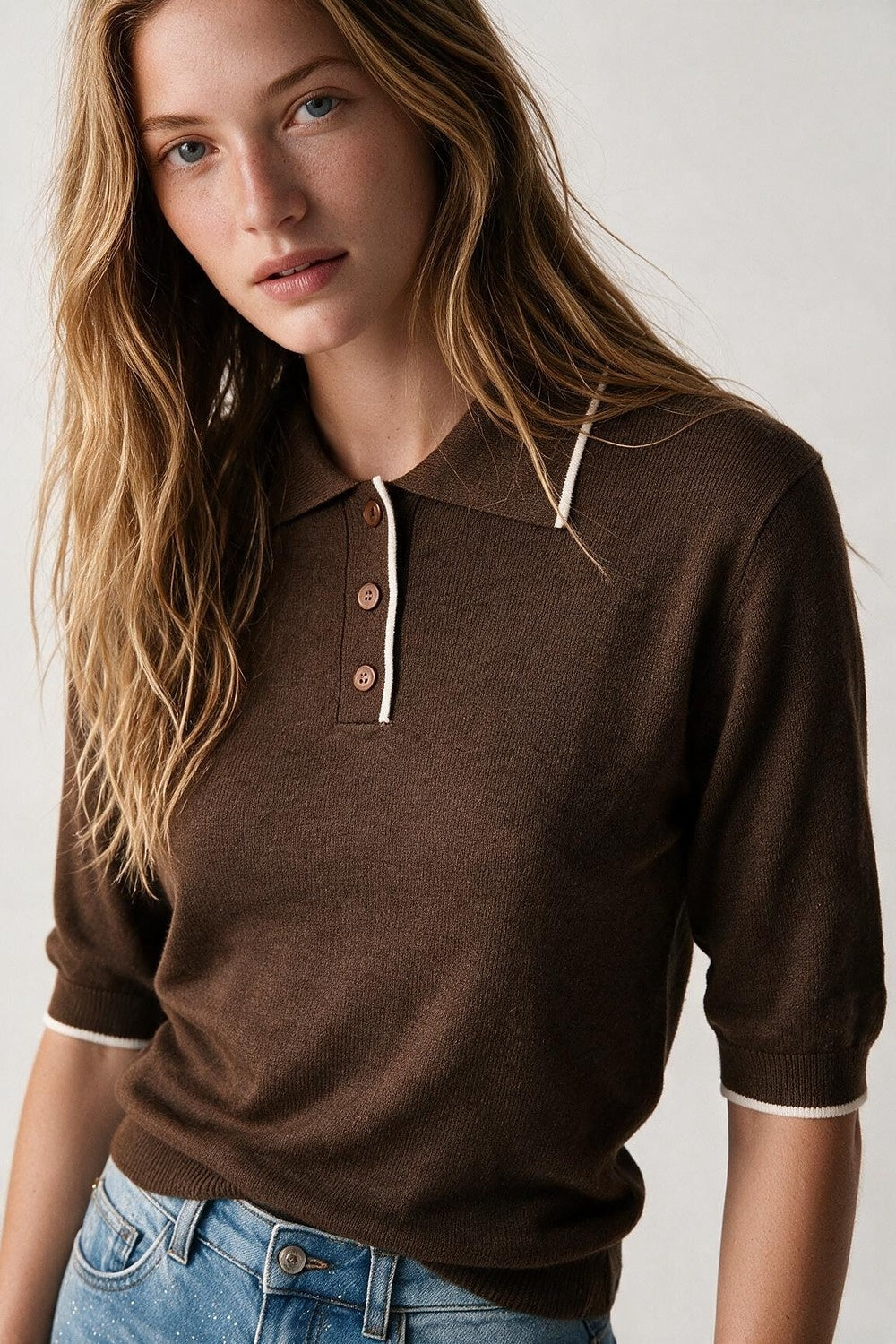 Suéter de Malha Fina Marrom com Gola Polo e Detalhe em Contraste