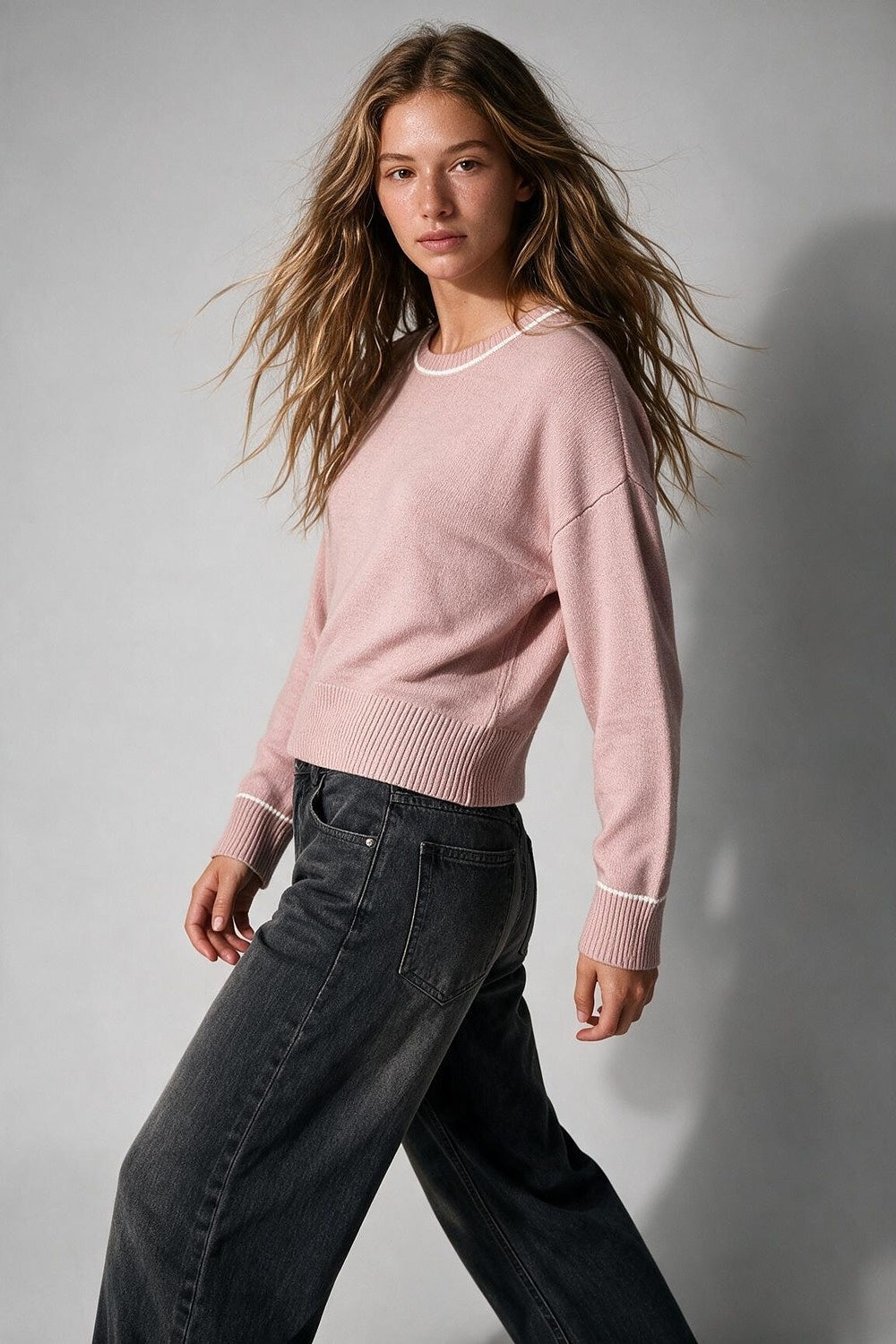 Suéter Top Rosa Chunky Tricô com Acabamento Branco Recortado de Ajuste Regular