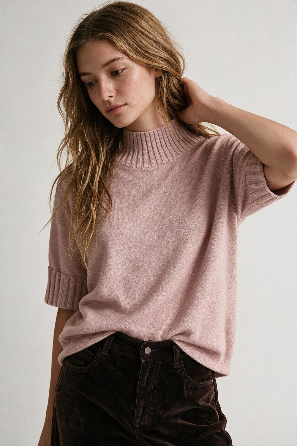 Suéter de Malha Rosa Chunky com Gola Alta Canelada e Caimento Solto Manga até o Cotovelo