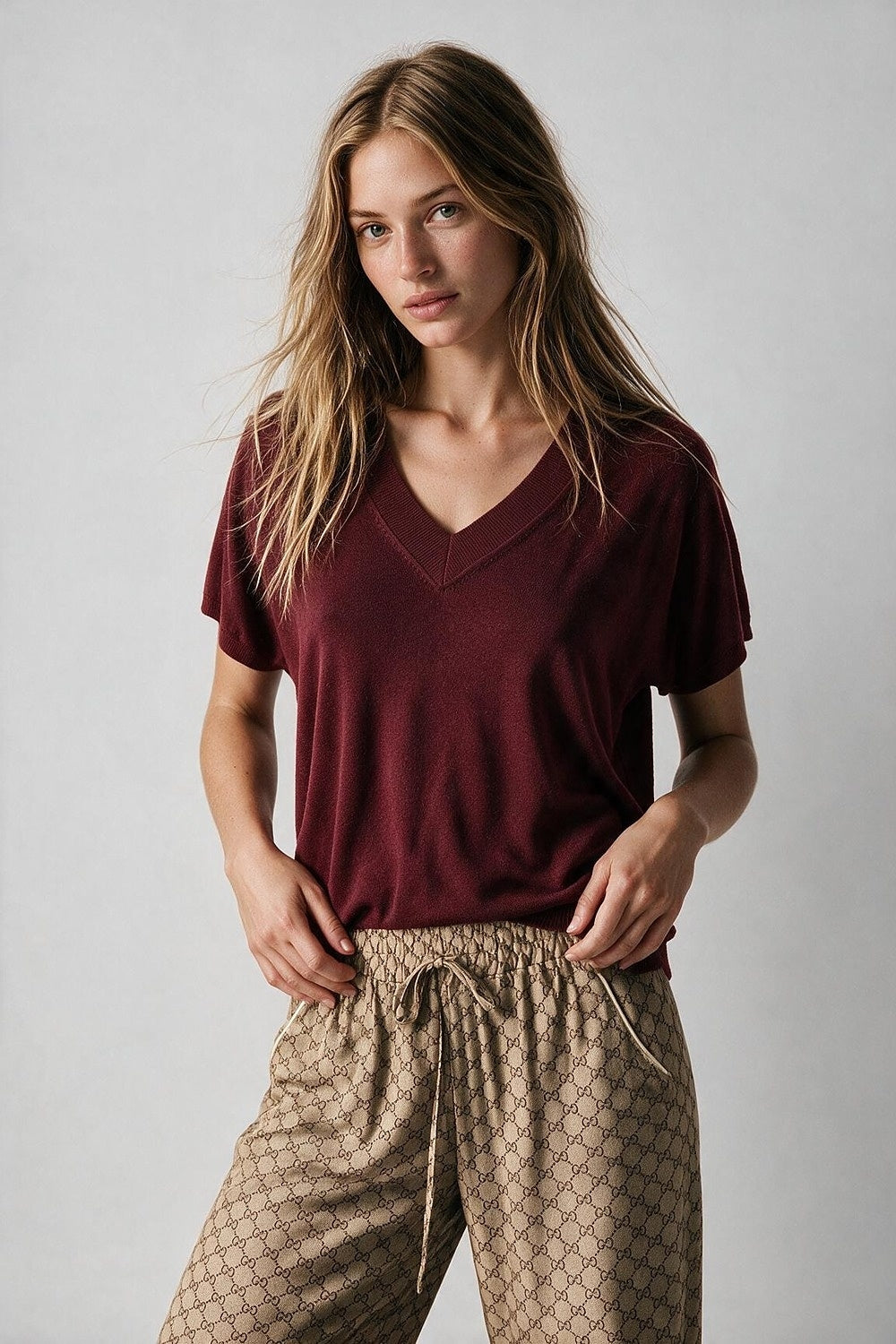 Suéter V-Neck de Malha Fina Borgonha com Mangas Curtas Dolman de Ombro Caído