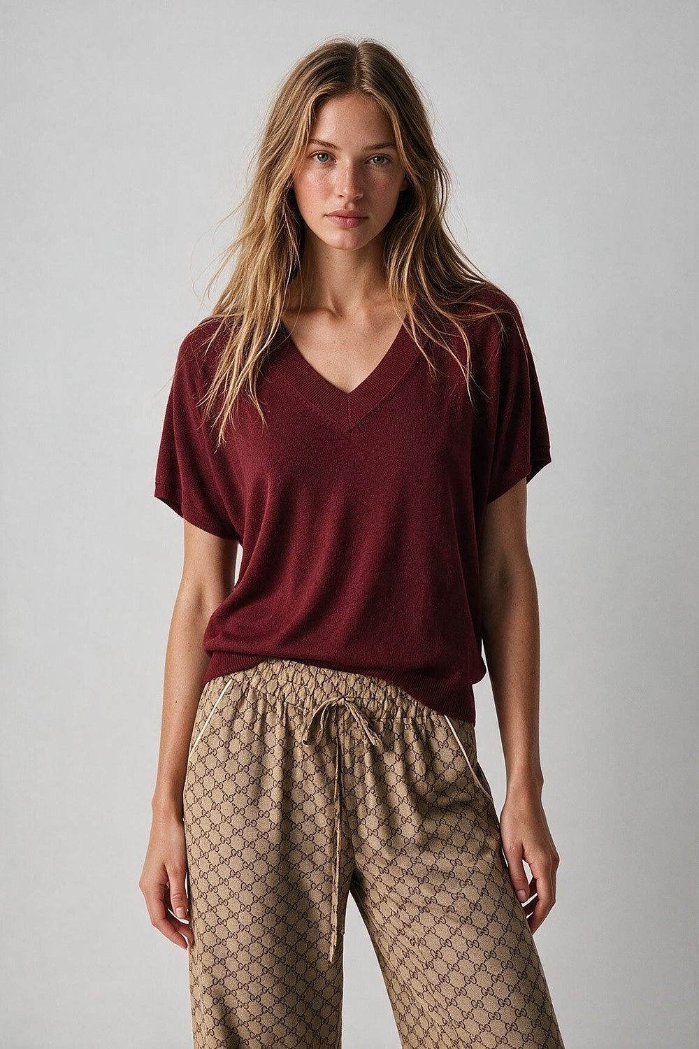 Suéter V-Neck de Malha Fina Borgonha com Mangas Curtas Dolman de Ombro Caído