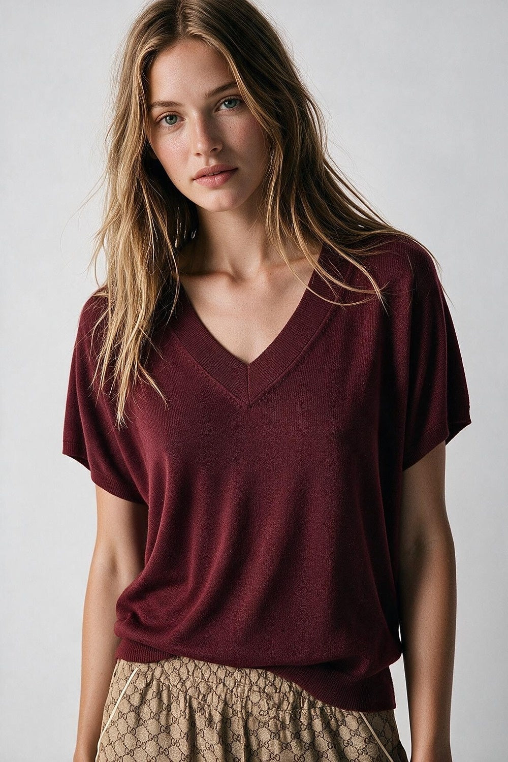 Suéter V-Neck de Malha Fina Borgonha com Mangas Curtas Dolman de Ombro Caído