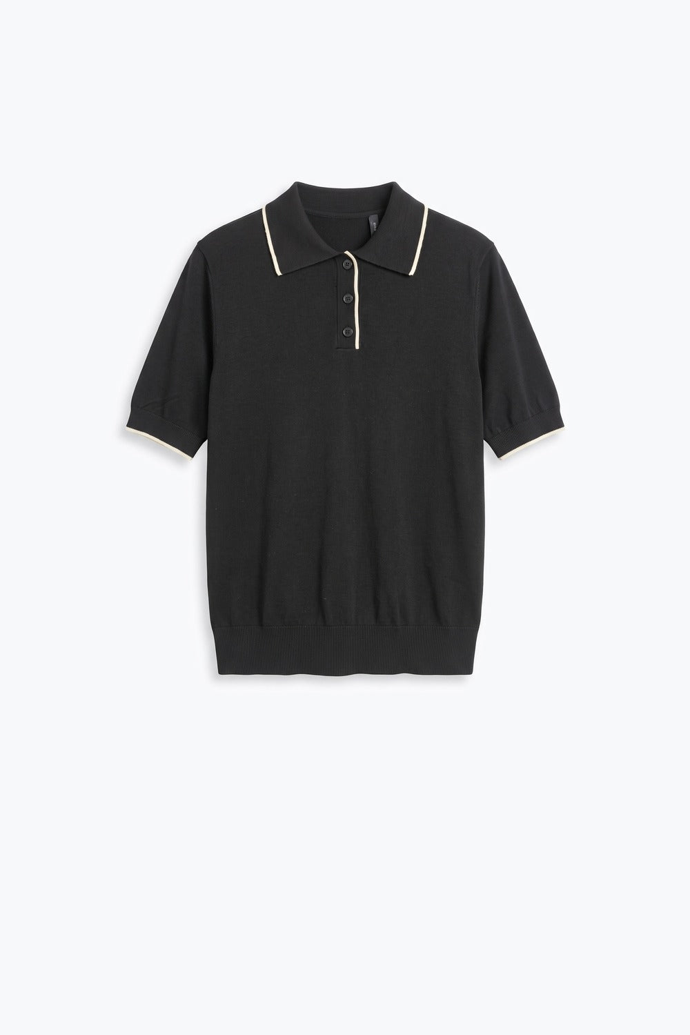 suéter preto de malha fina com gola polo e acabamento contrastante