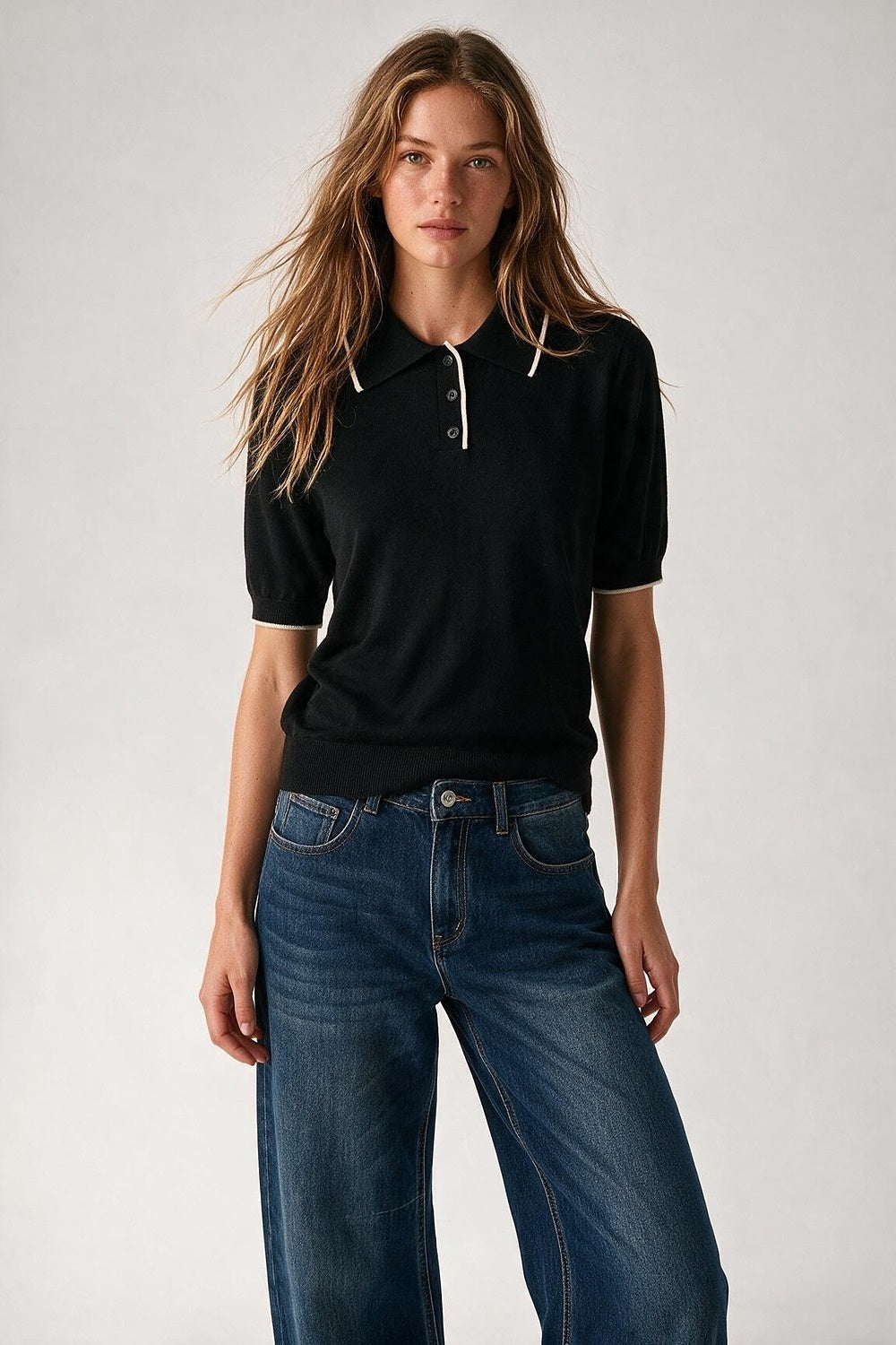 suéter preto de malha fina com gola polo e acabamento contrastante