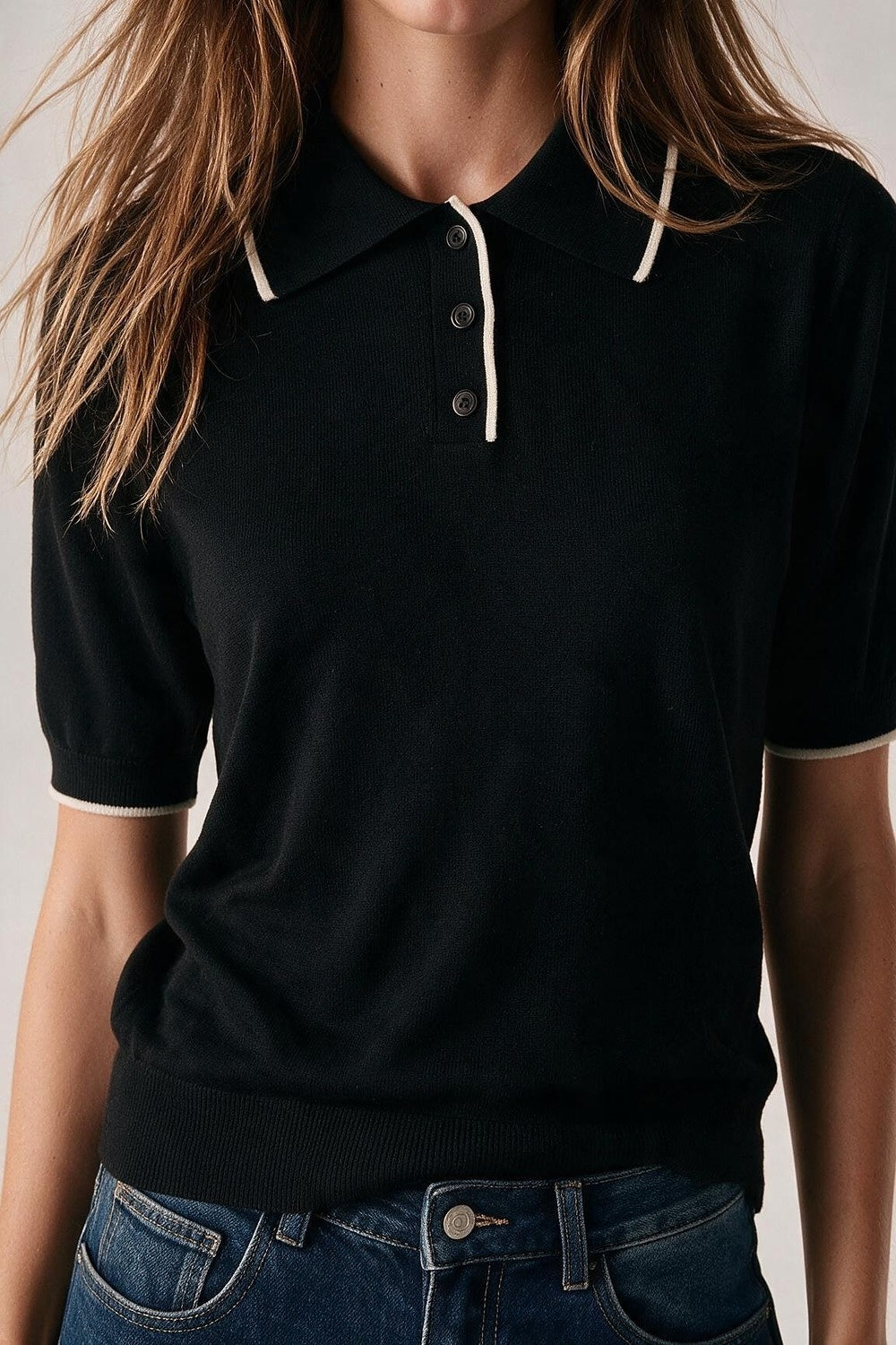suéter preto de malha fina com gola polo e acabamento contrastante