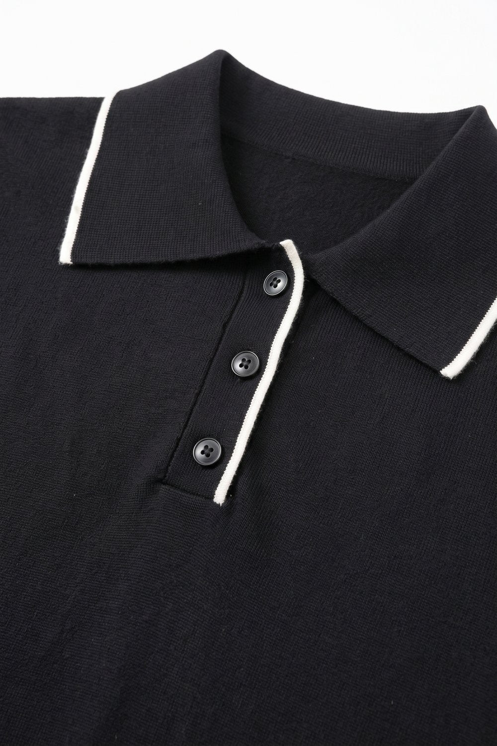 suéter preto de malha fina com gola polo e acabamento contrastante