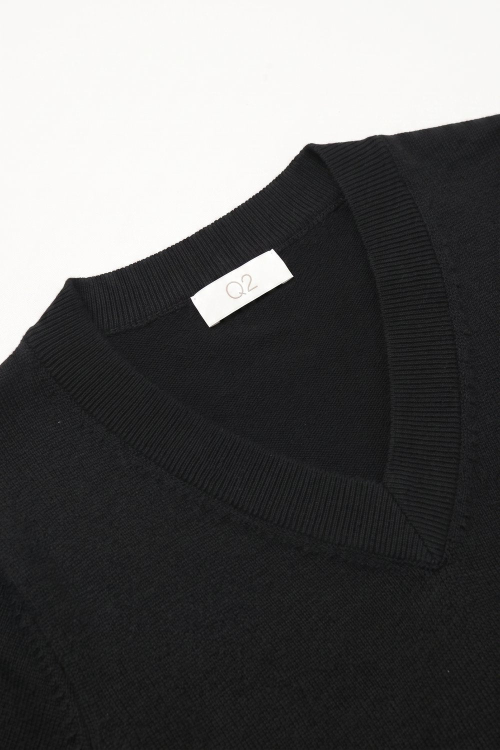 Suéter Preto de Malha Fina com Decote em V e Mangas Curtas Dolman com Ombros Caídos