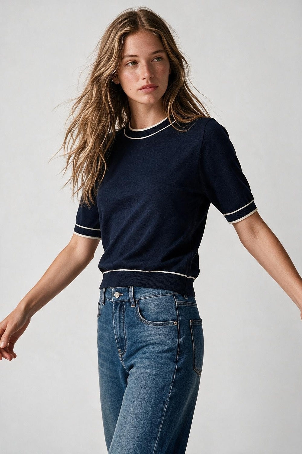 Camisola de manga curta azul-marinho com pormenor de linha branca