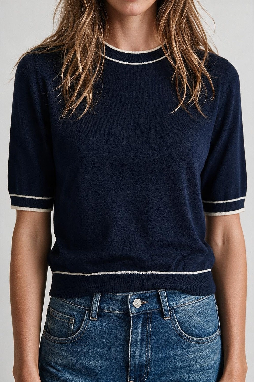 Camisola de manga curta azul-marinho com pormenor de linha branca