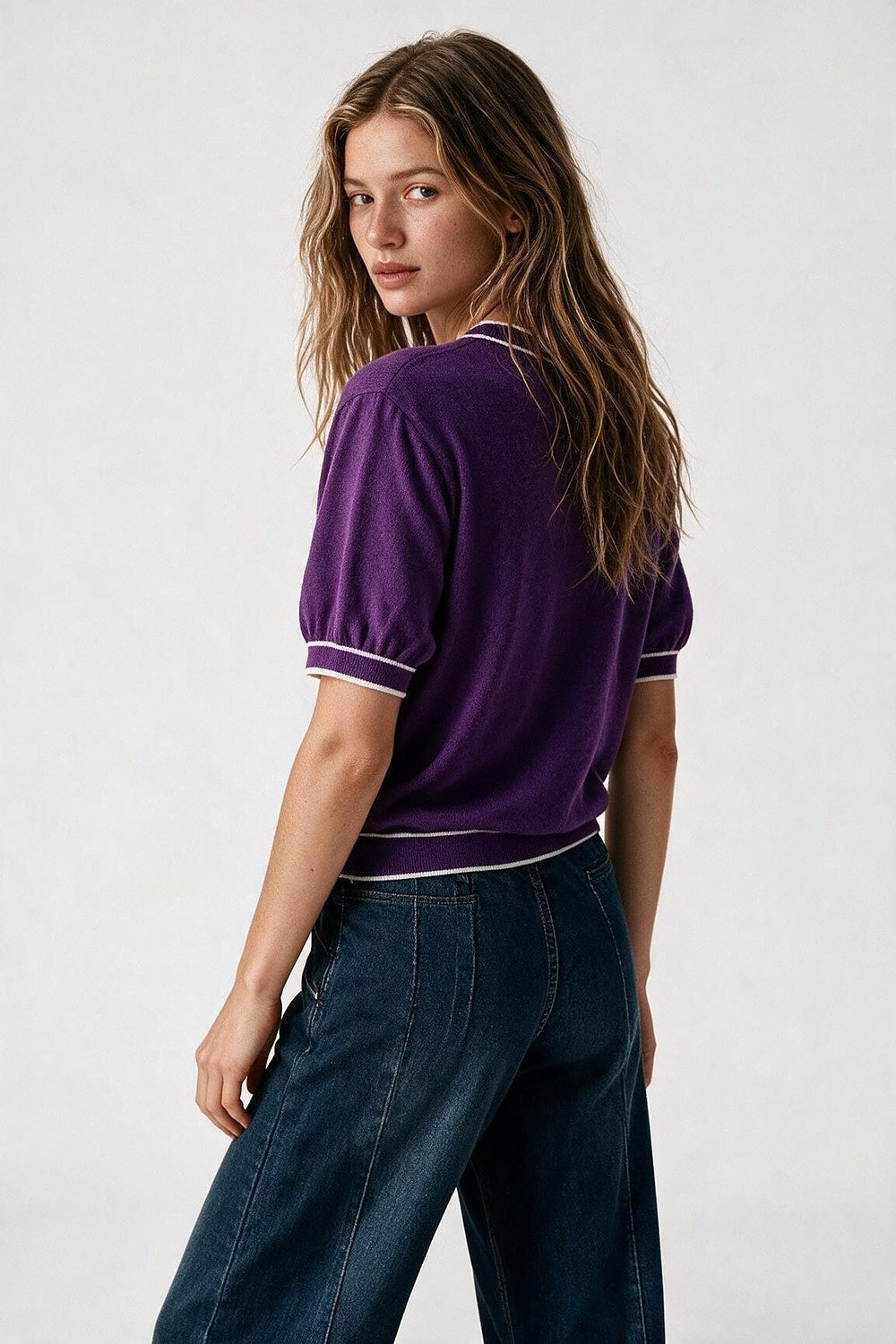 Camisola de manga curta roxa com pormenor de linha branca